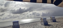 Den Tag mit einem Kaffee direkt vom Strandkorb aus starten