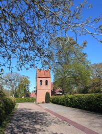 Hübsches Türmchen zur gegenüberliegenden Kirchengemeinde gehörend.
