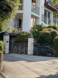 Haus von vorne mit Einfahrt zur Tiefgarage