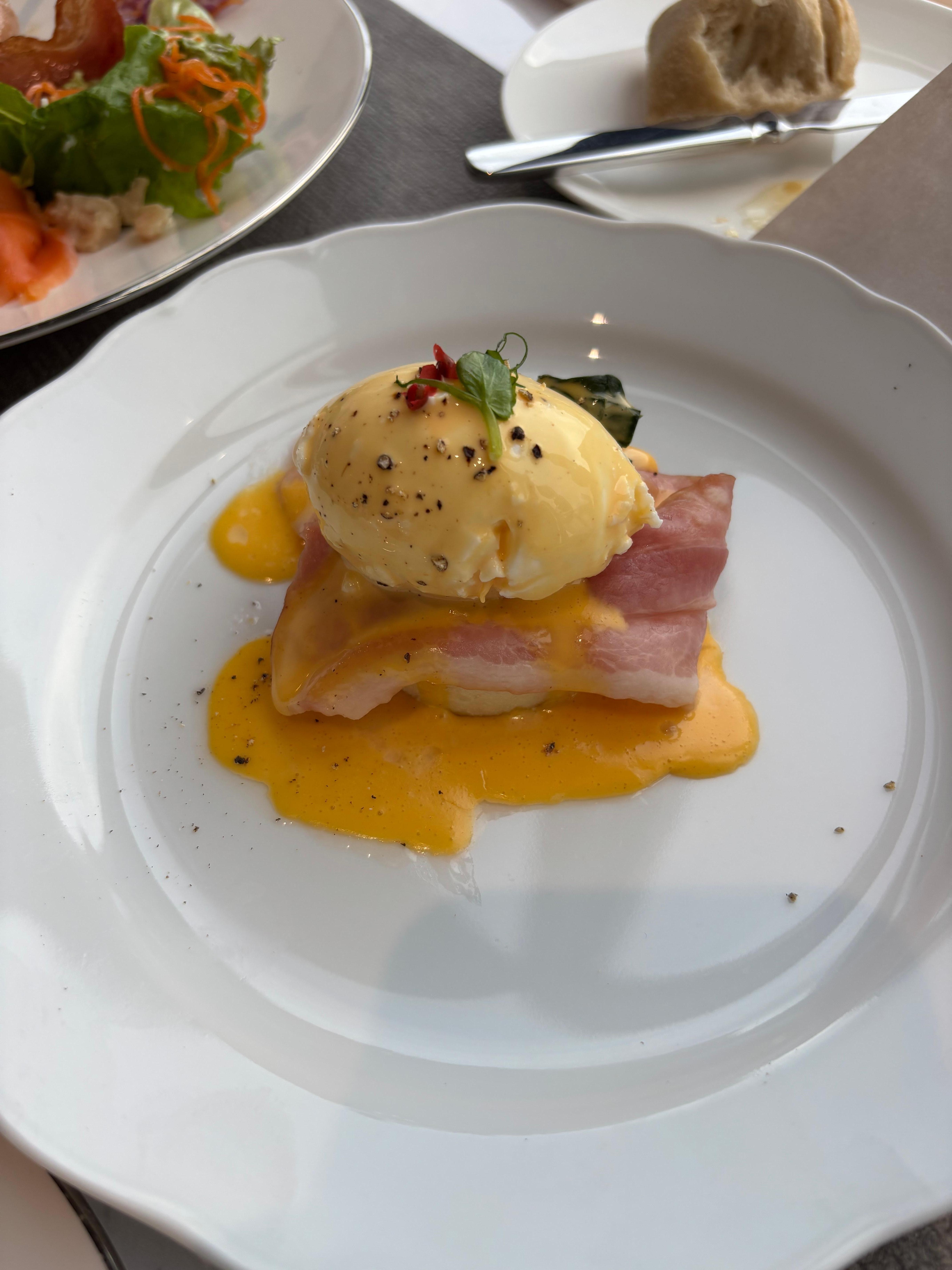 エッグベネディクトかタルティーヌどちらか選ぶスタイル