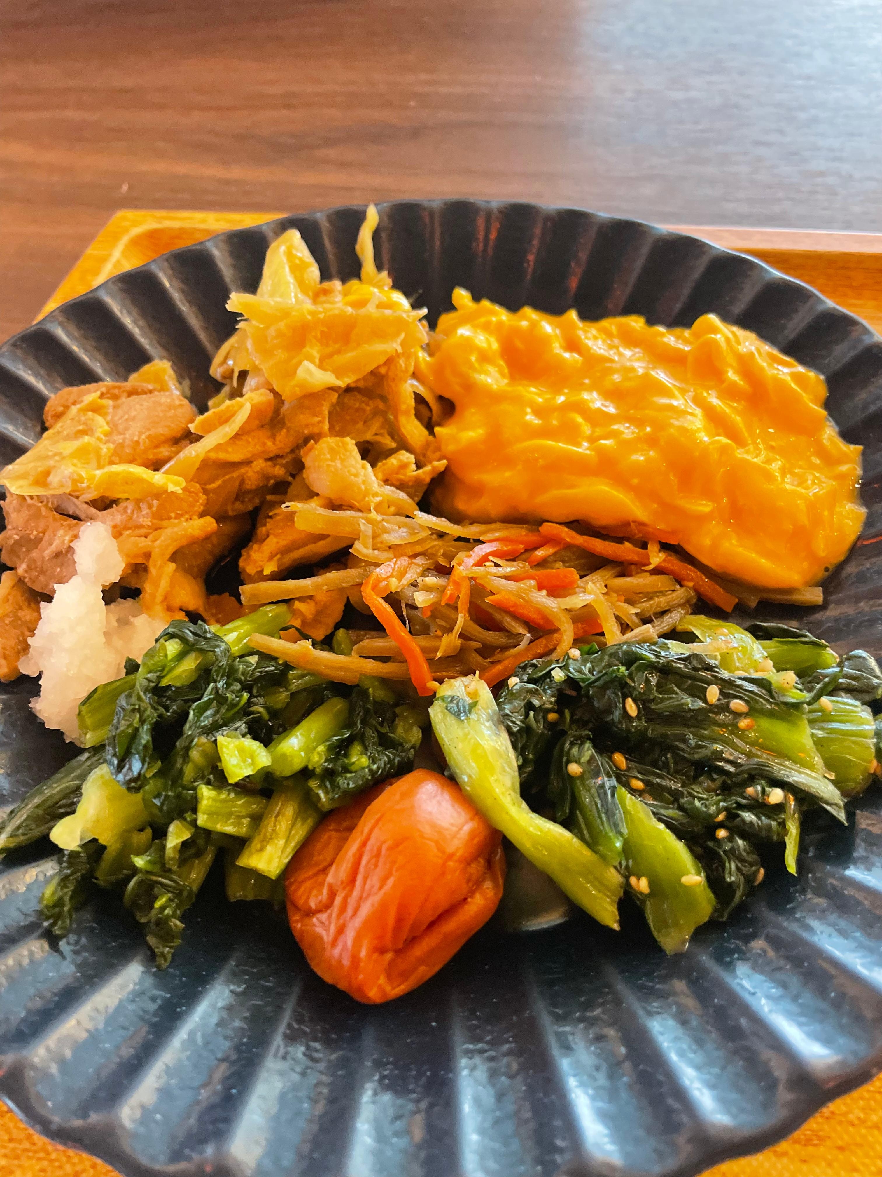 More of breakfast buffet fare. 