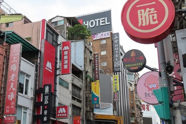 西門1番出口から道なりまっすぐです