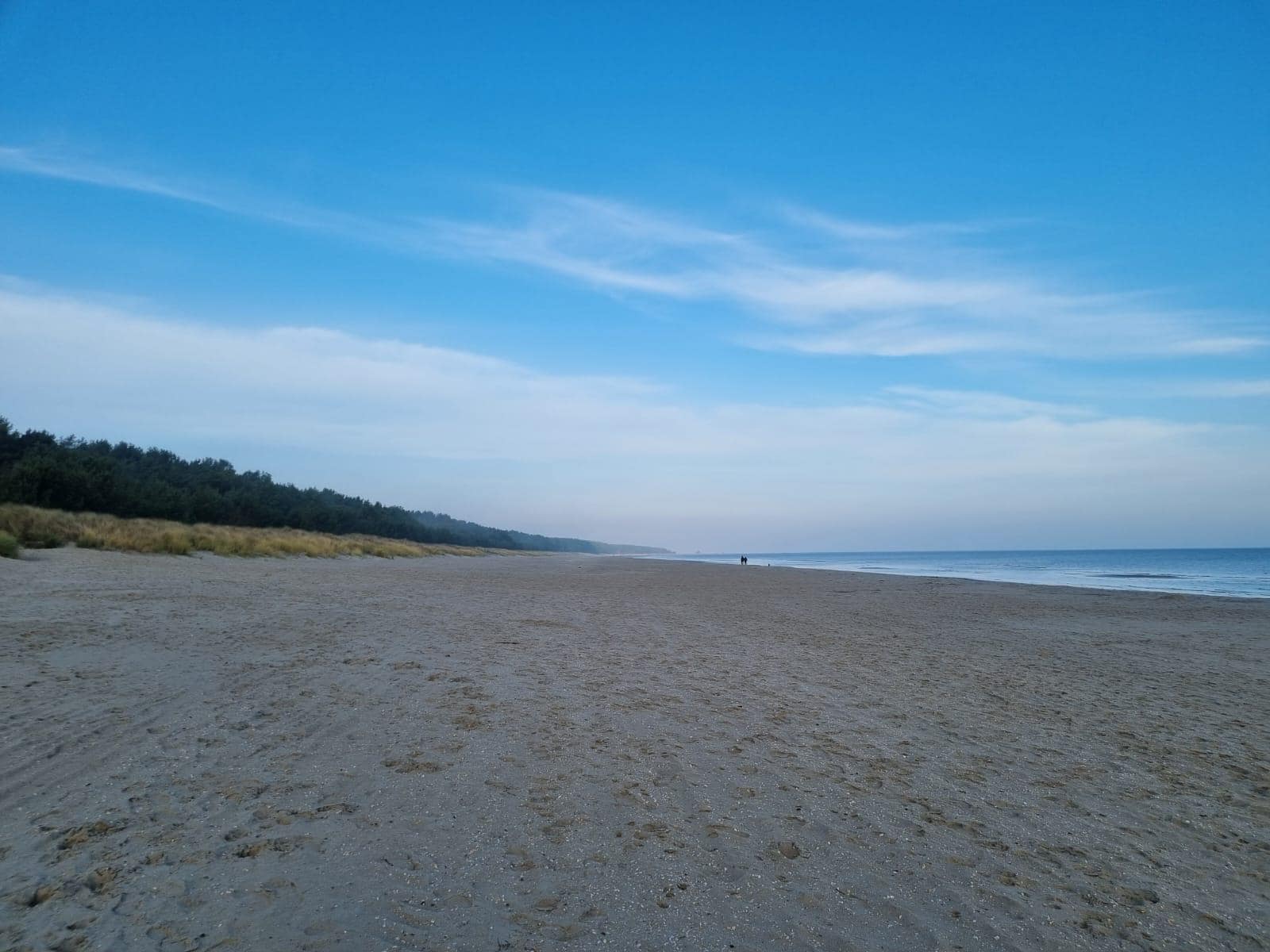 Kilometerweite Strände mit wenigen Menschen. Wenn man will, kann man bis Polen am Strand laufen. 