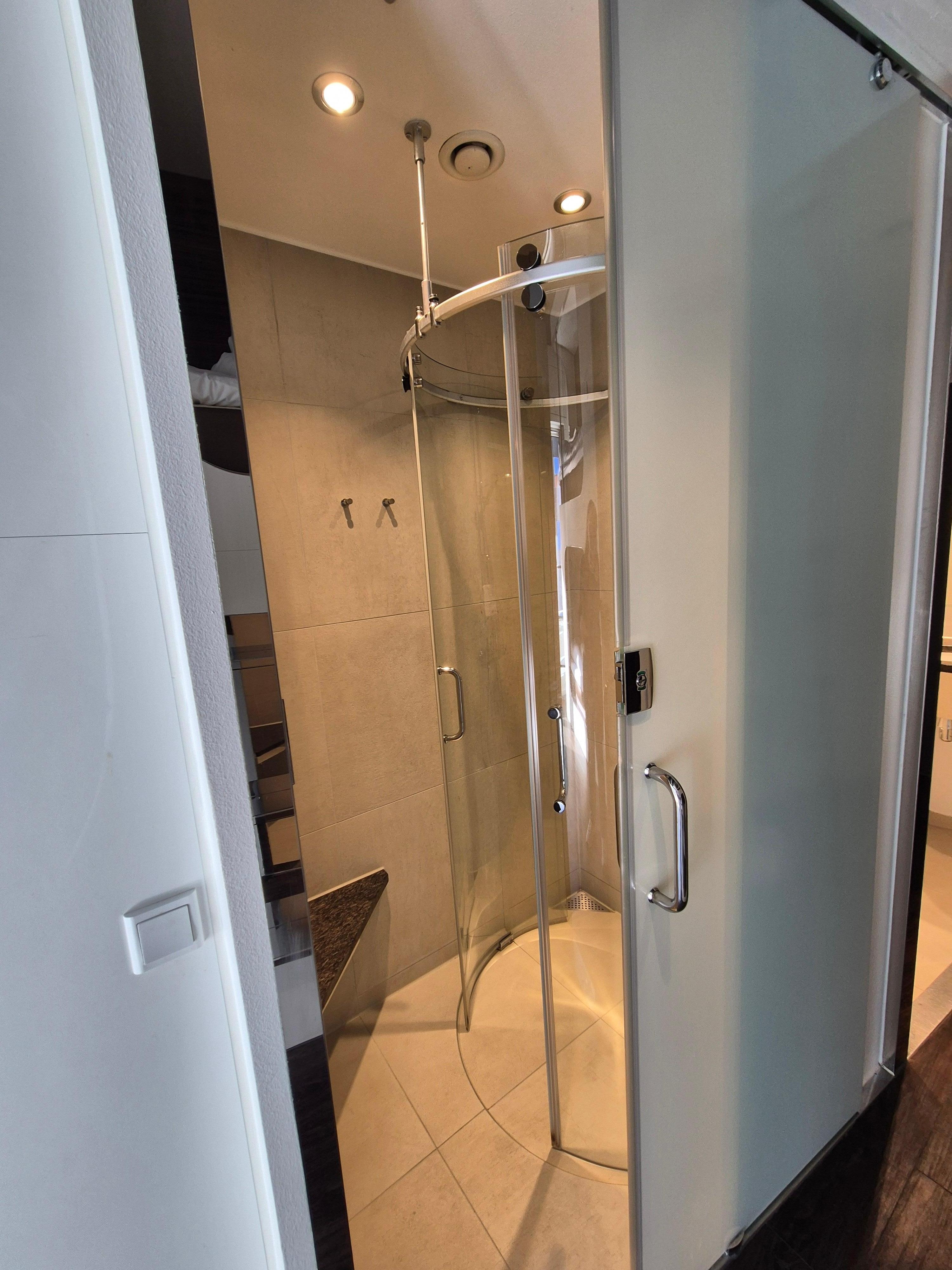 Dusche im Zimmer 