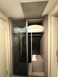 Kleiderschrank
