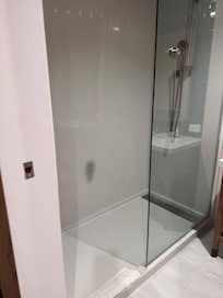 Not place to put nothing inside the shower !!!