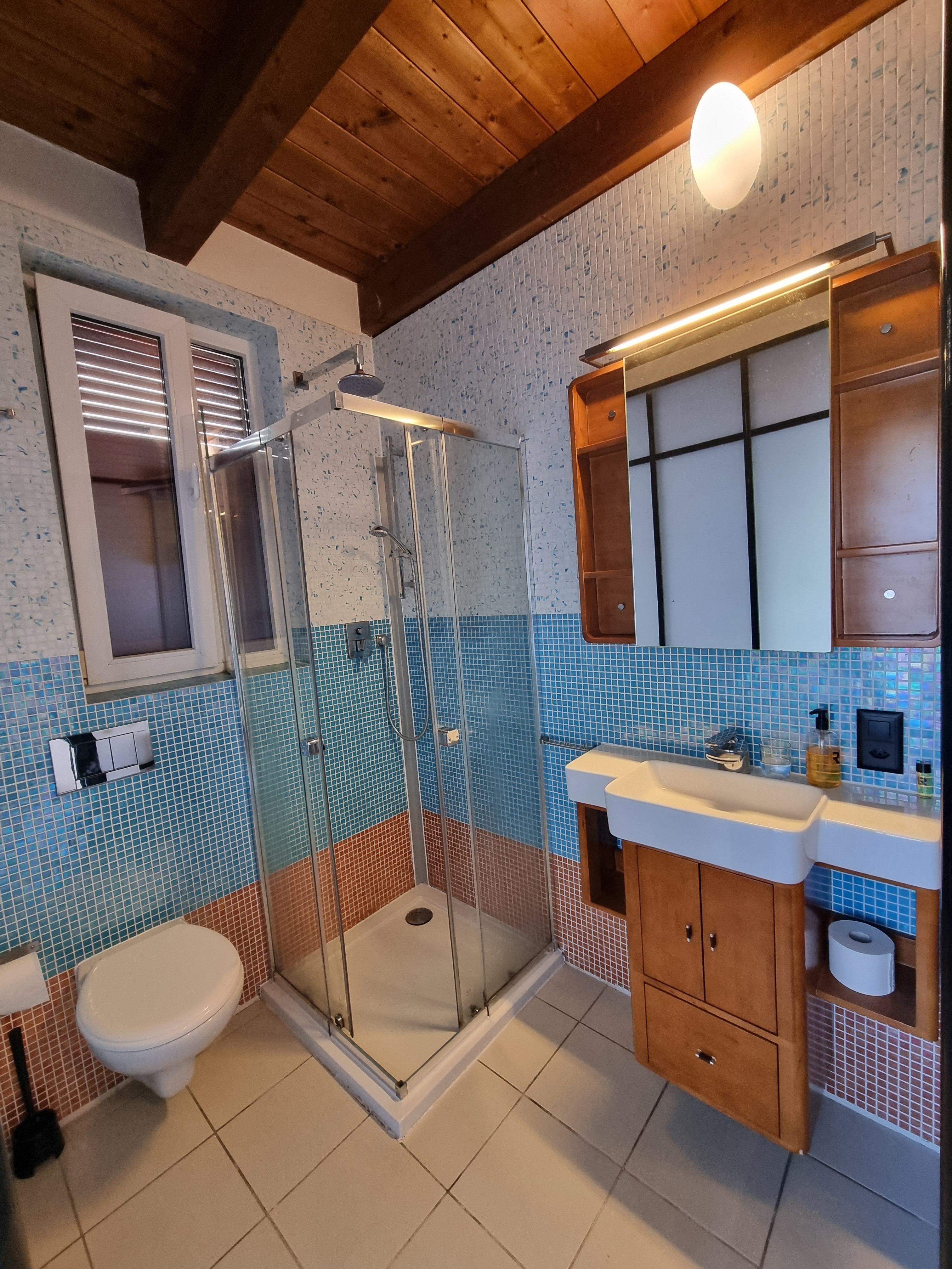 Wunderschönes Bad
Aber keine Blickdichten Fester. Musste Store runterlassen.