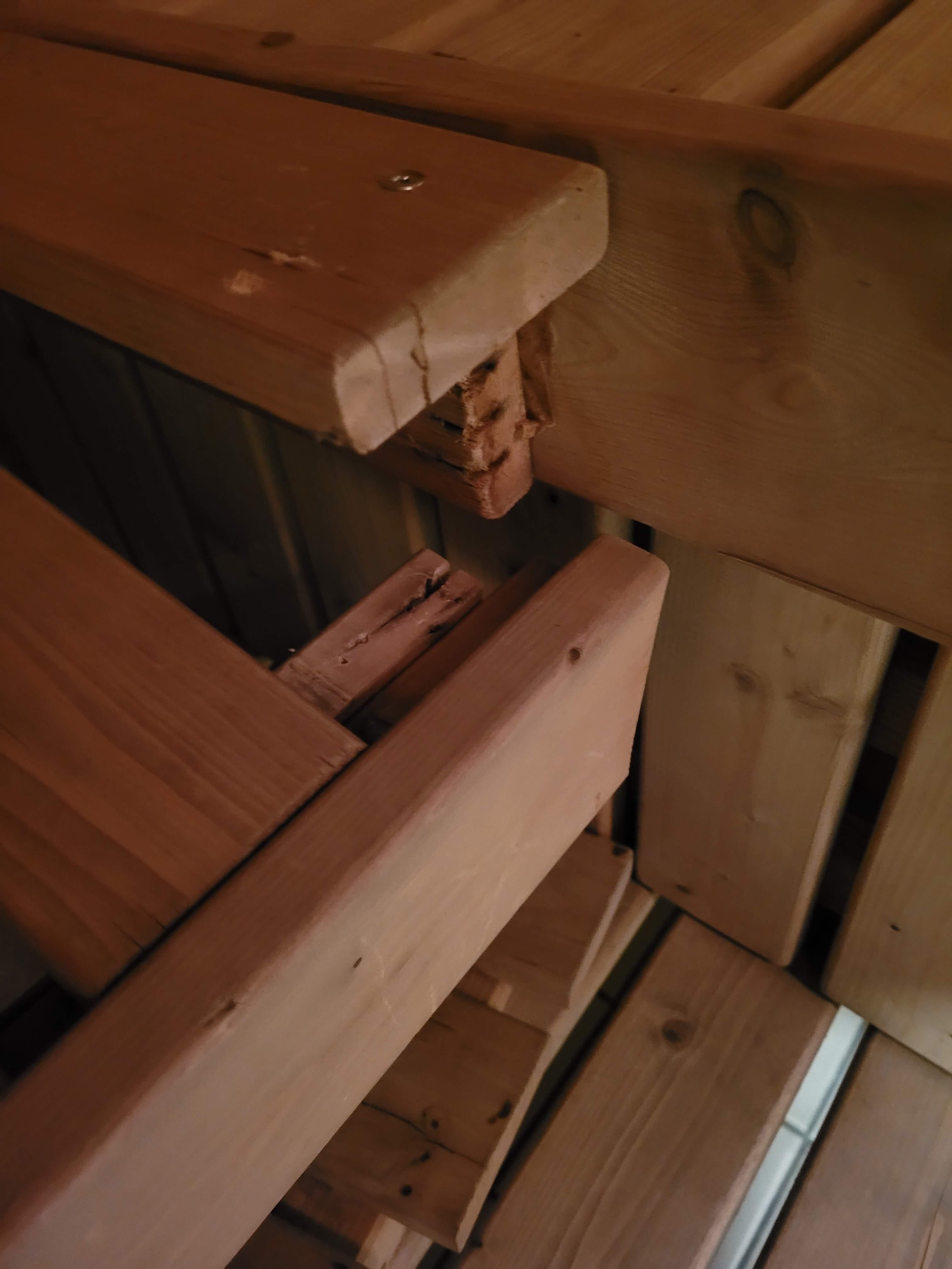 Kaputte Bank in der Sauna
