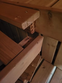 Kaputte Bank in der Sauna