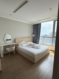 Supposed to be the master bedroom, does not match the pictures listed.