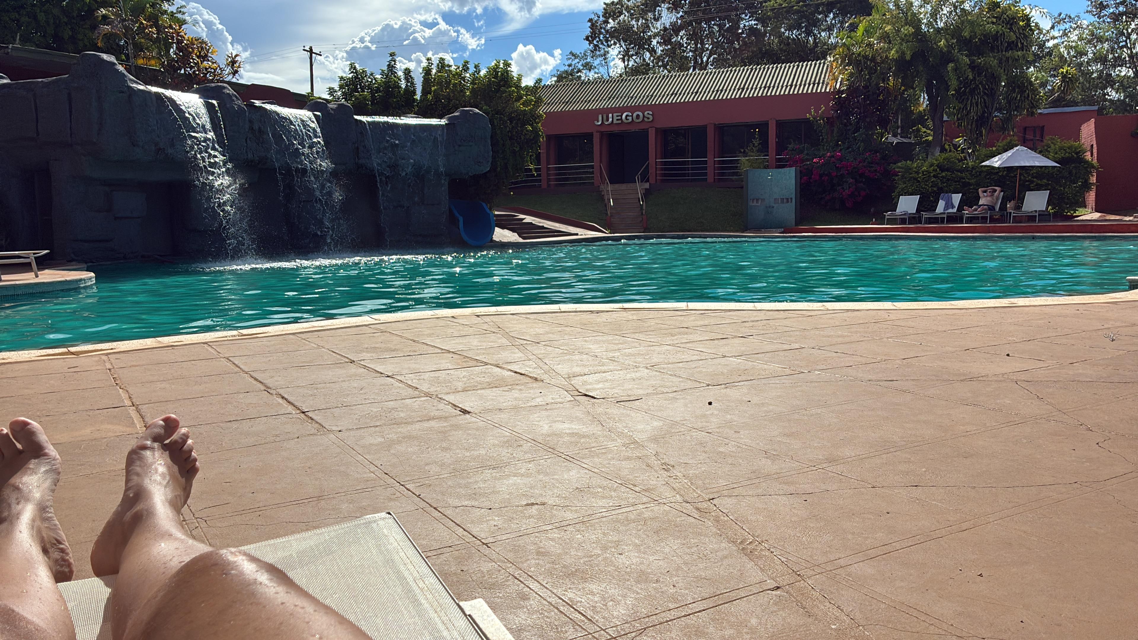 Pileta enorme y linda, con catarata y tobogán