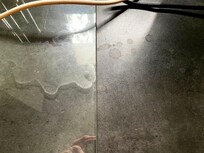 à coté de la cafetière