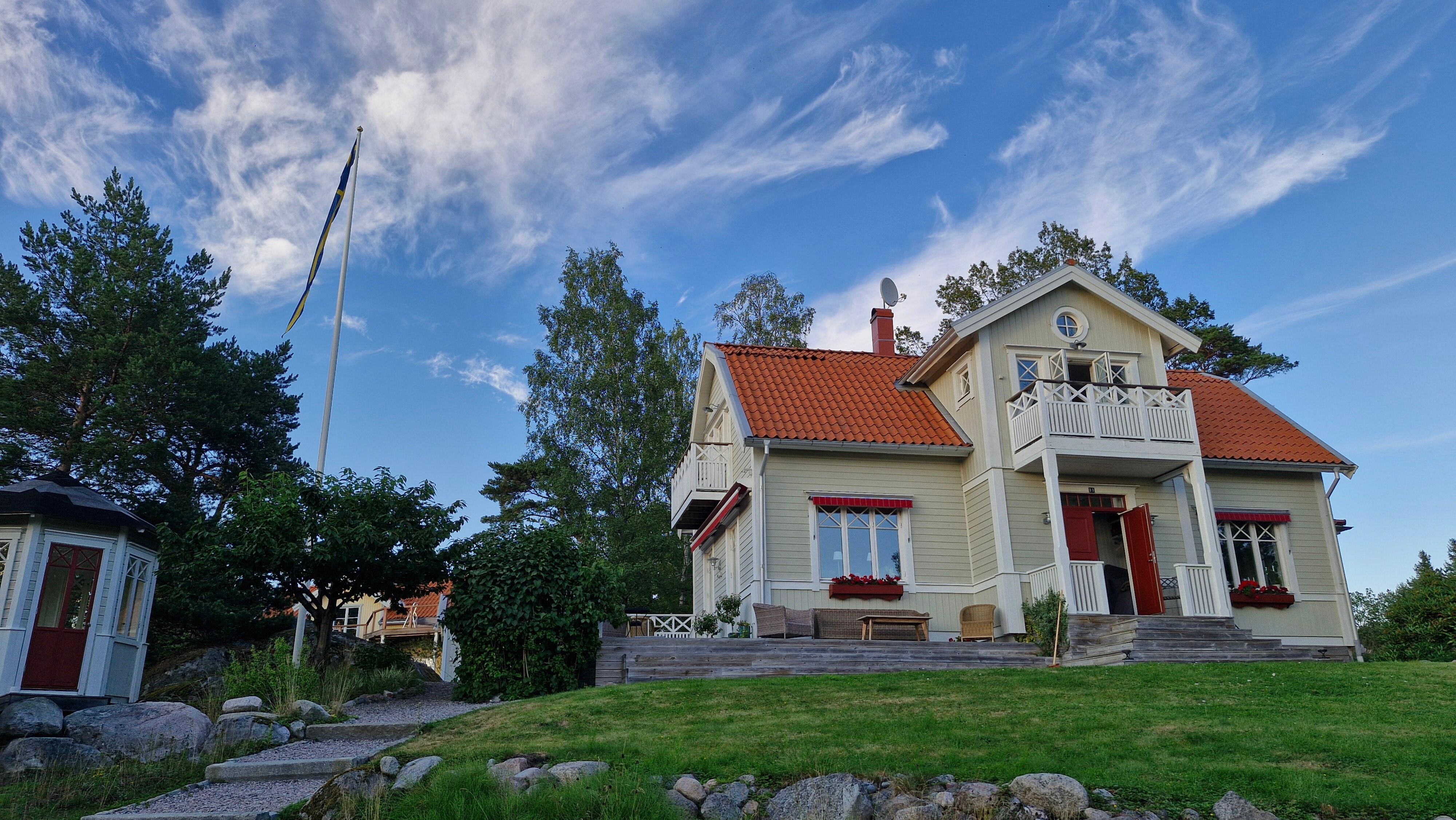 Haus mit großzügiger Terasse und Teehäuschen