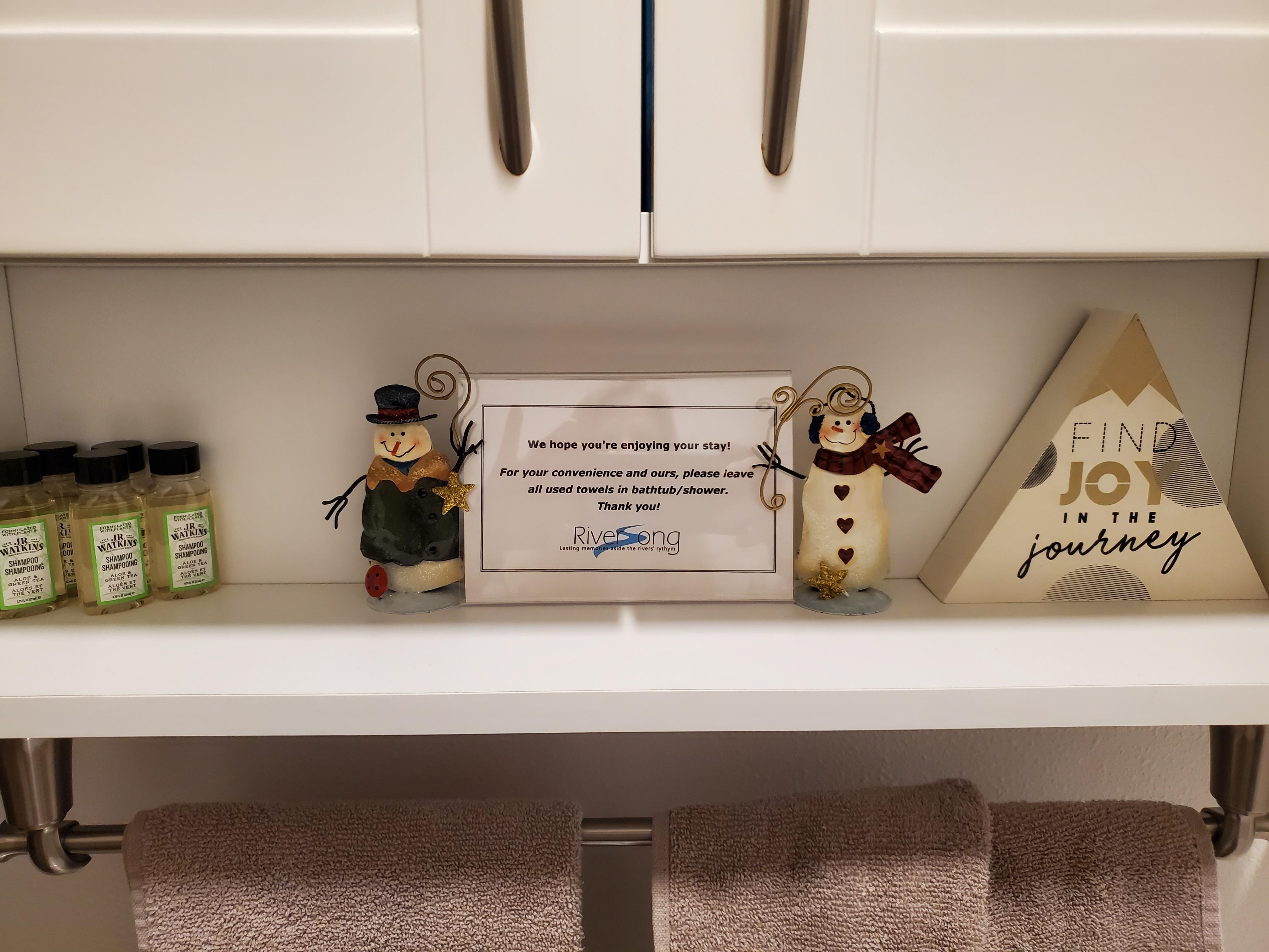 Cute snowmen decorations here and there