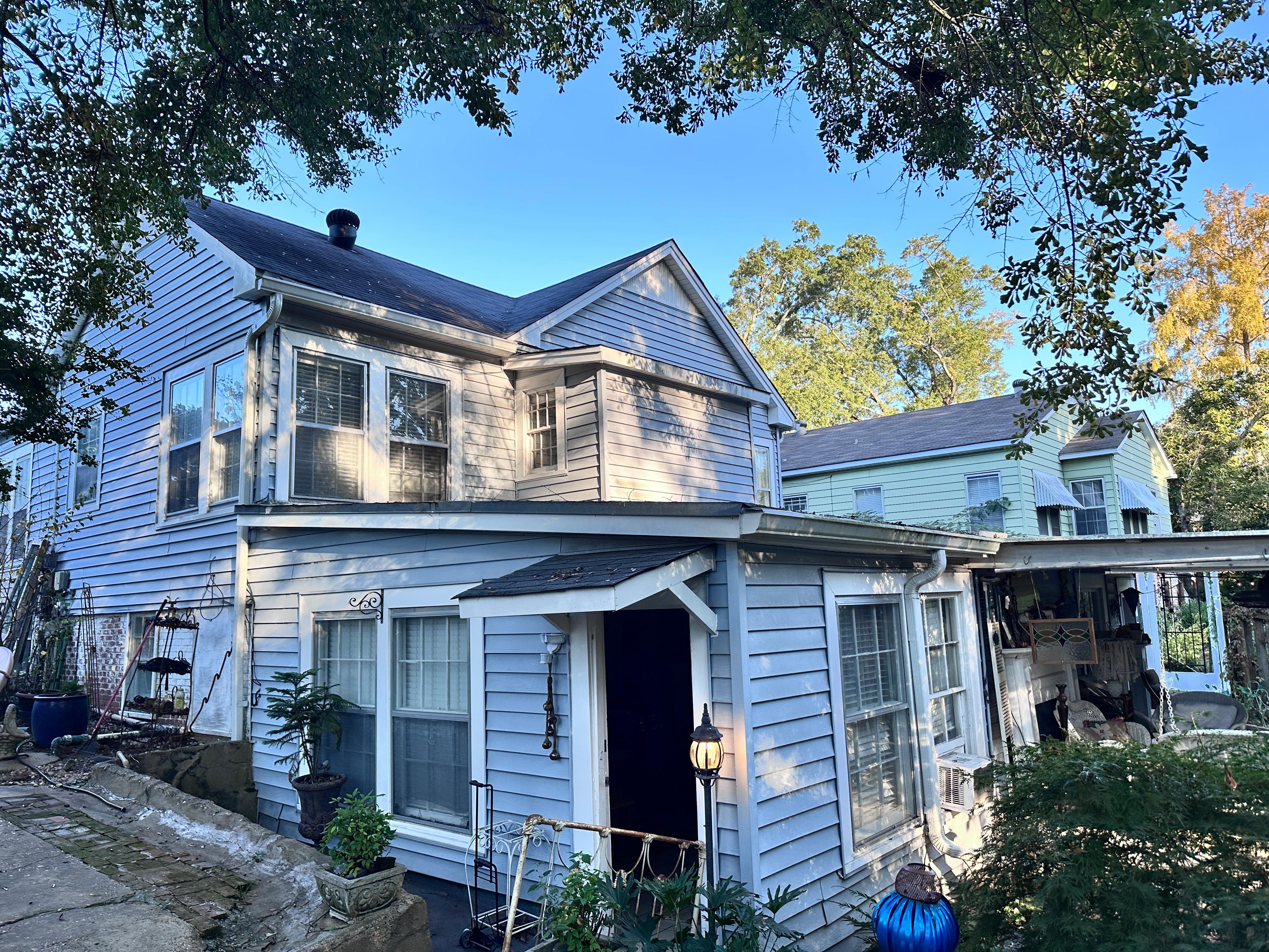 This is the apartment at the back of the house - attached through the basement. 
