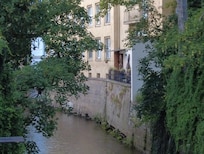 Baksiden med liten terrasse ut mot liten sidekanal.