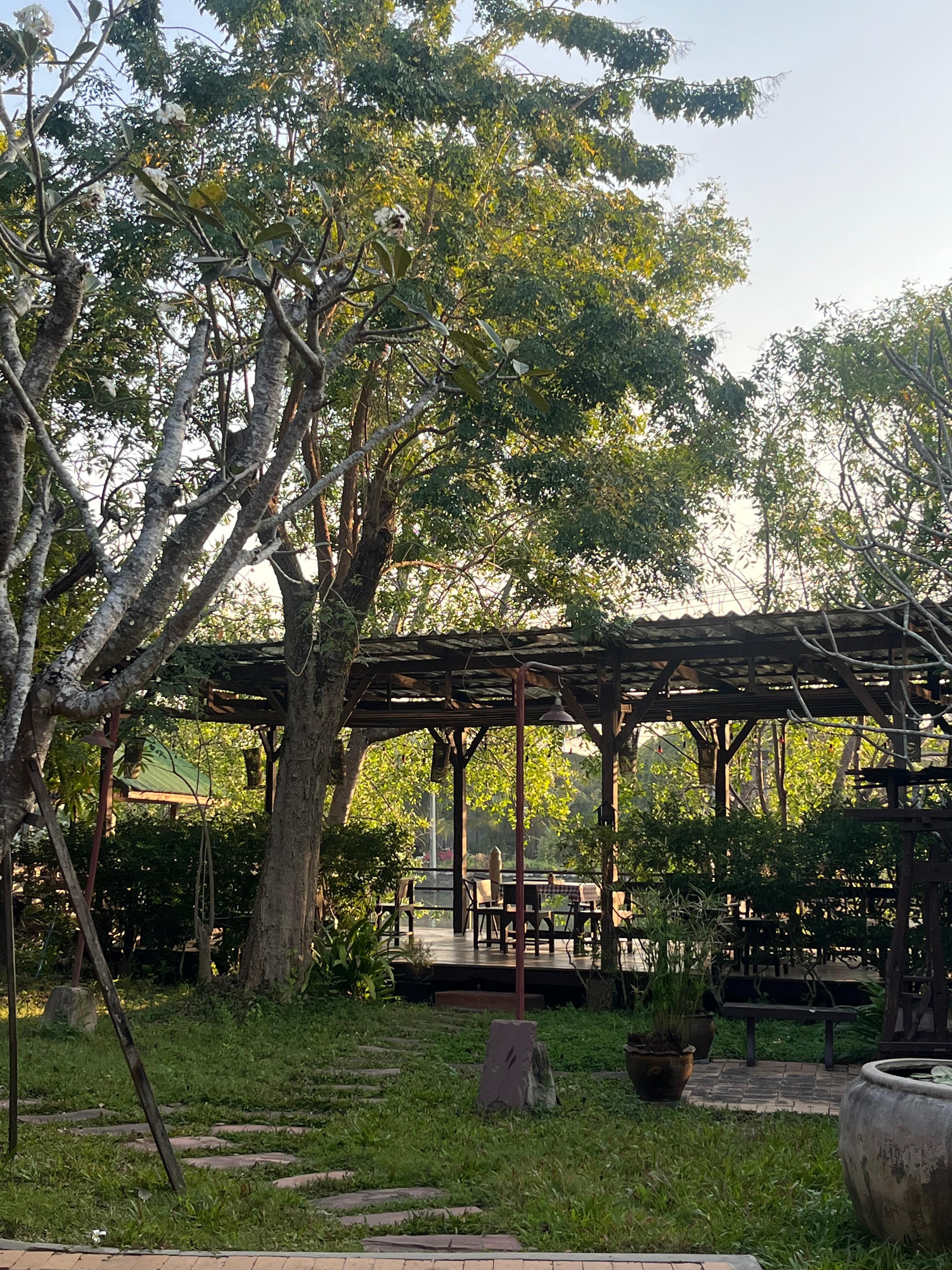 숙소와 연결된 강가