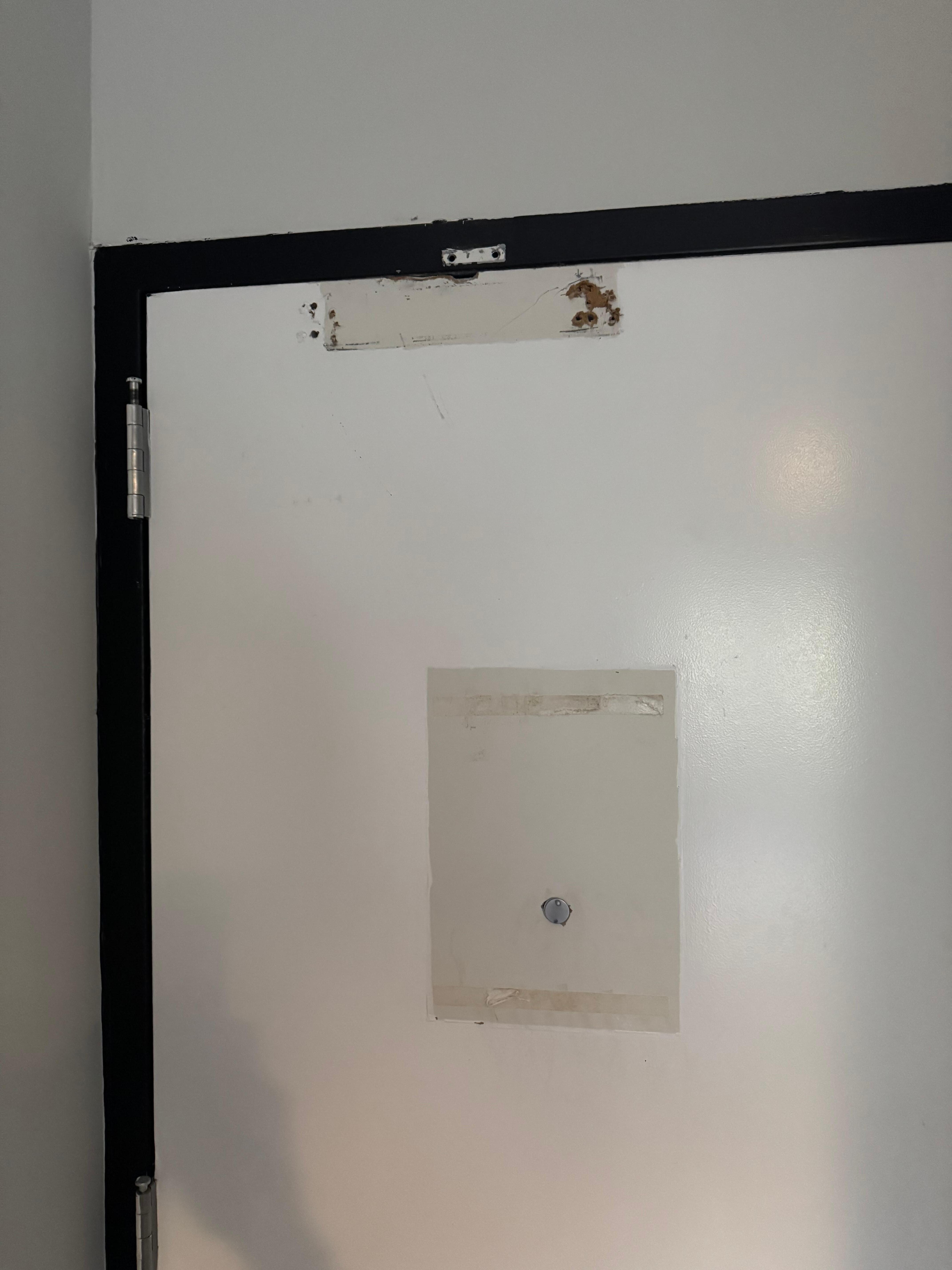 No exit diagram or automatic door closer