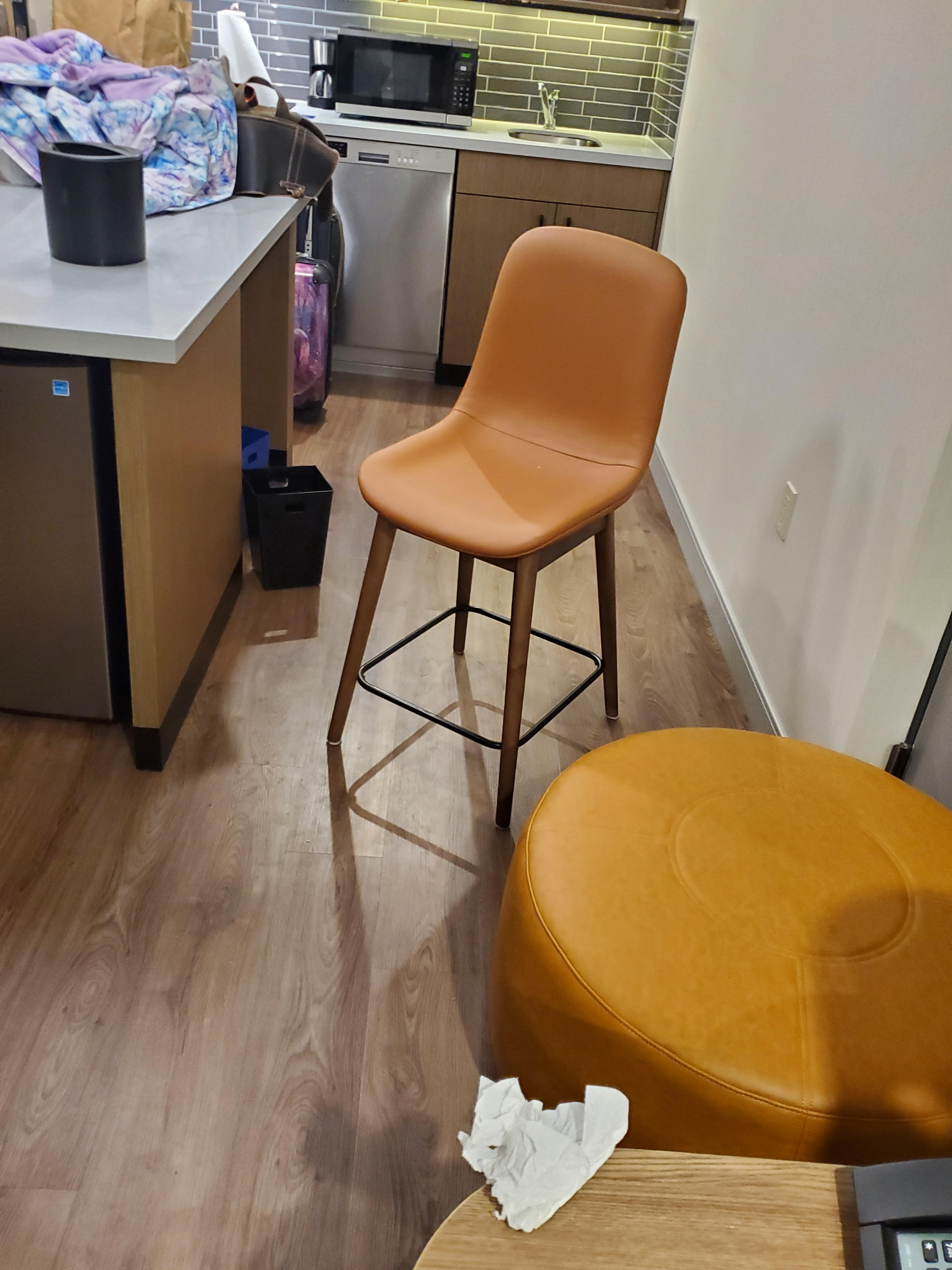 Ein benutztes Taschentuch lag auf dem Tisch.