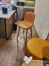Ein benutztes Taschentuch lag auf dem Tisch.