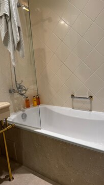 Apparemment douche accessible aux personnes à mobilité réduite si chambre supérieure j’en doute fortement