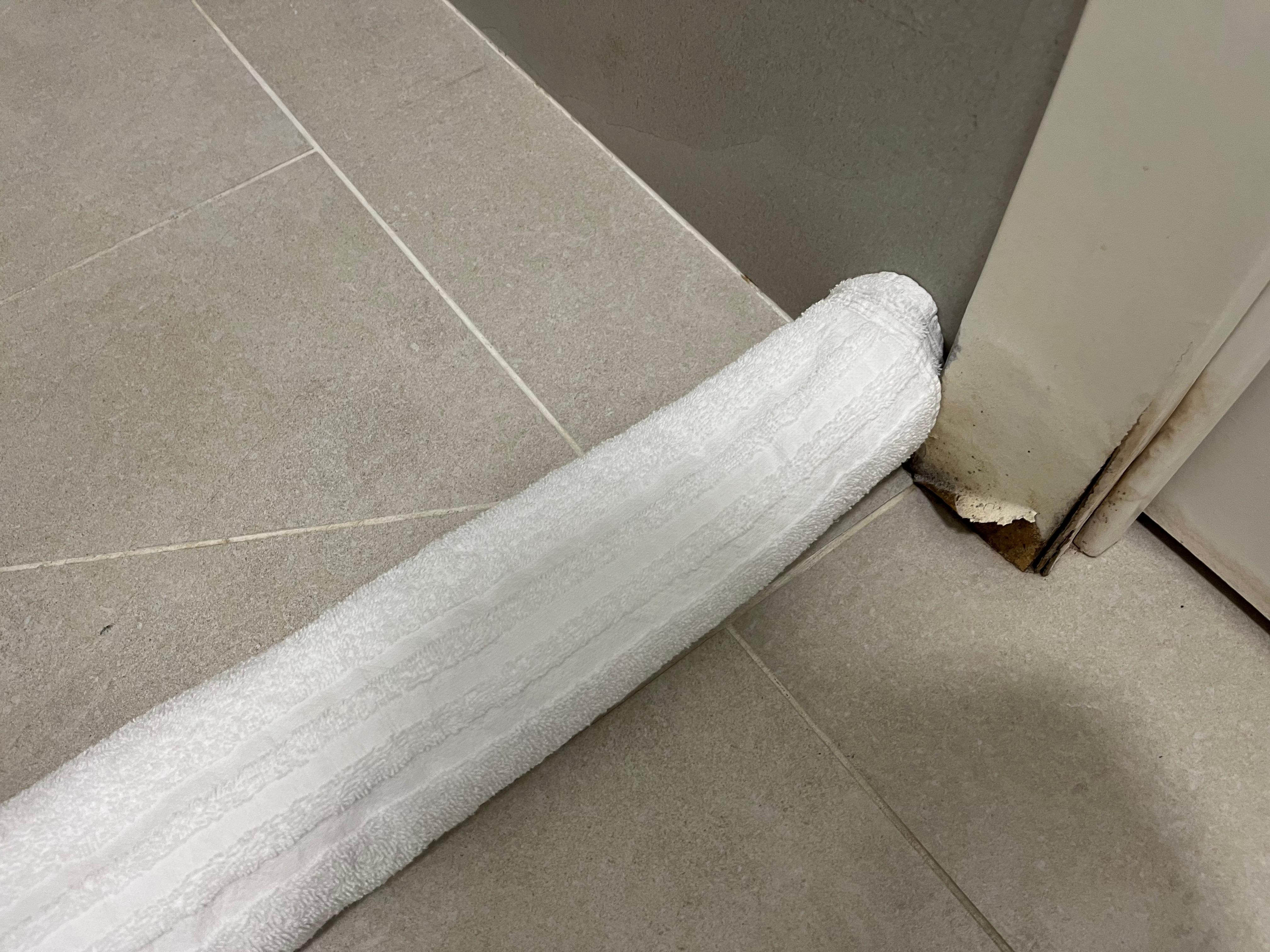 Kreative Badlösung (Dusche) im Zimmer für mobilitätseingeschränkte Reisende 