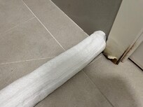 Kreative Badlösung (Dusche) im Zimmer für mobilitätseingeschränkte Reisende