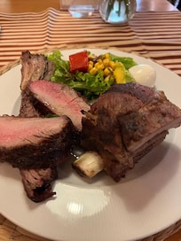 Barbeque, massor av kött och andra rätter, buffé.