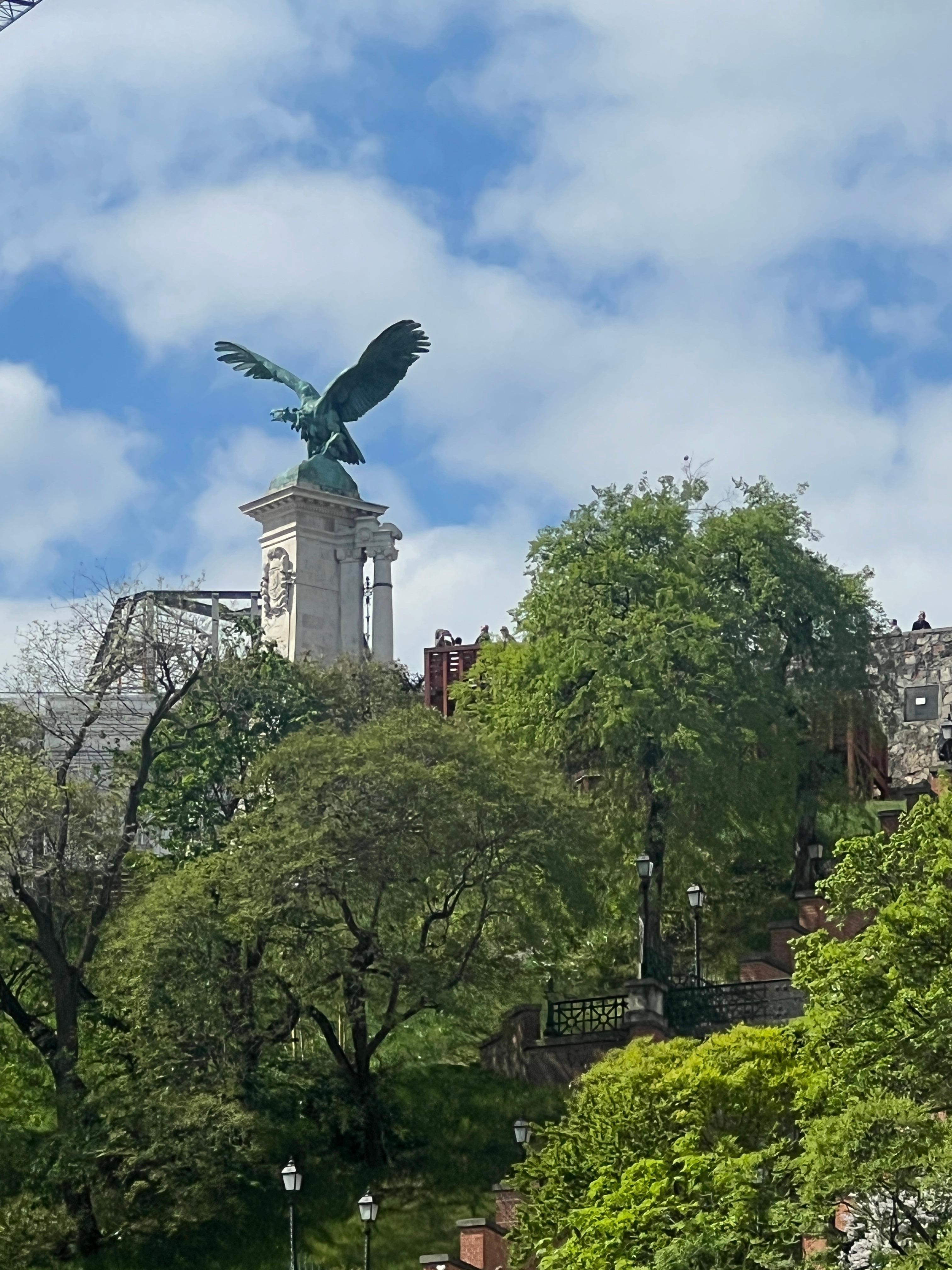 Et moment der står ved Buda castle