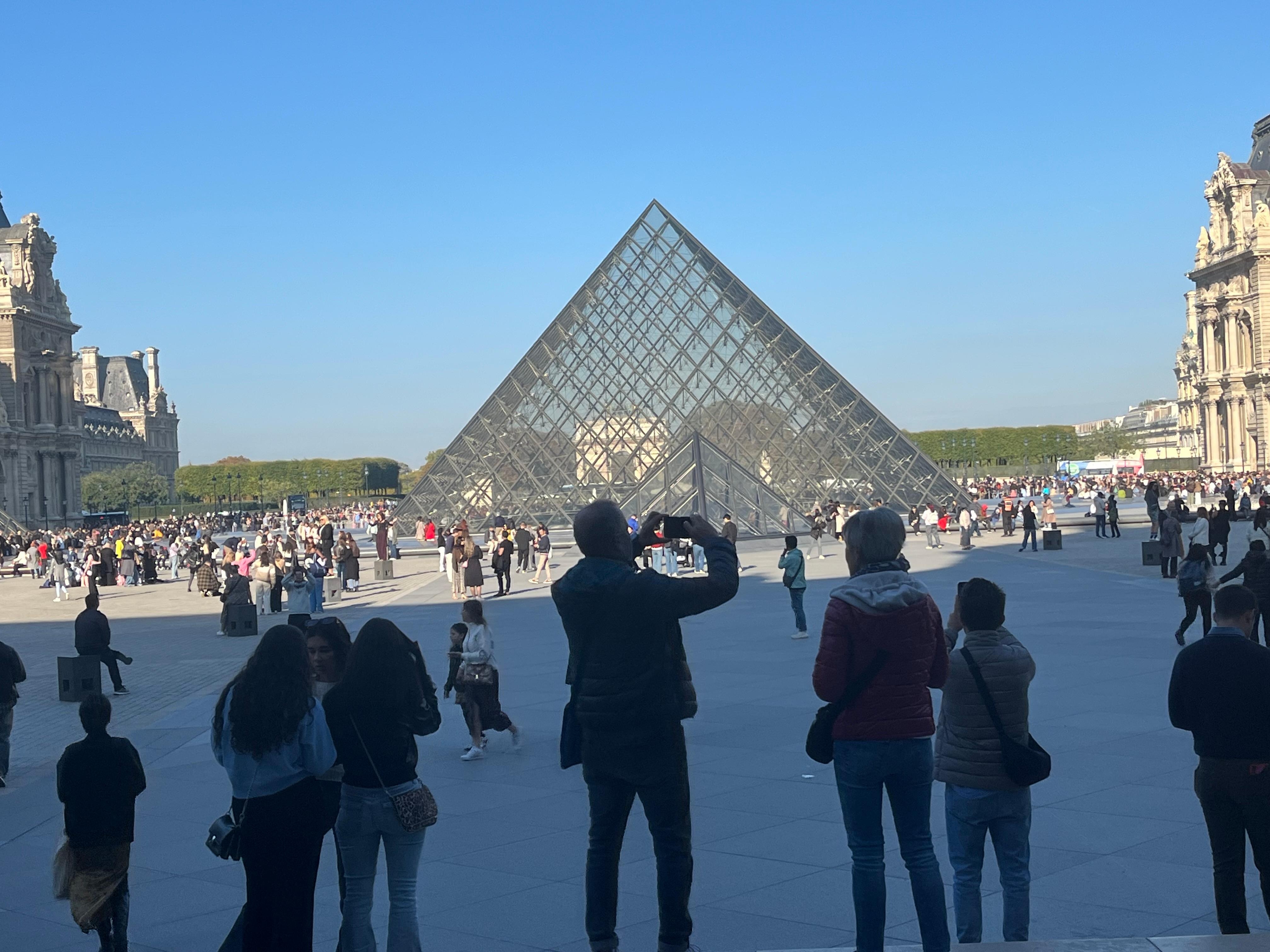 Au Louvre, la pyramide