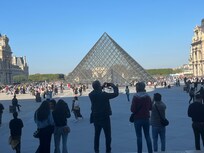 Au Louvre, la pyramide