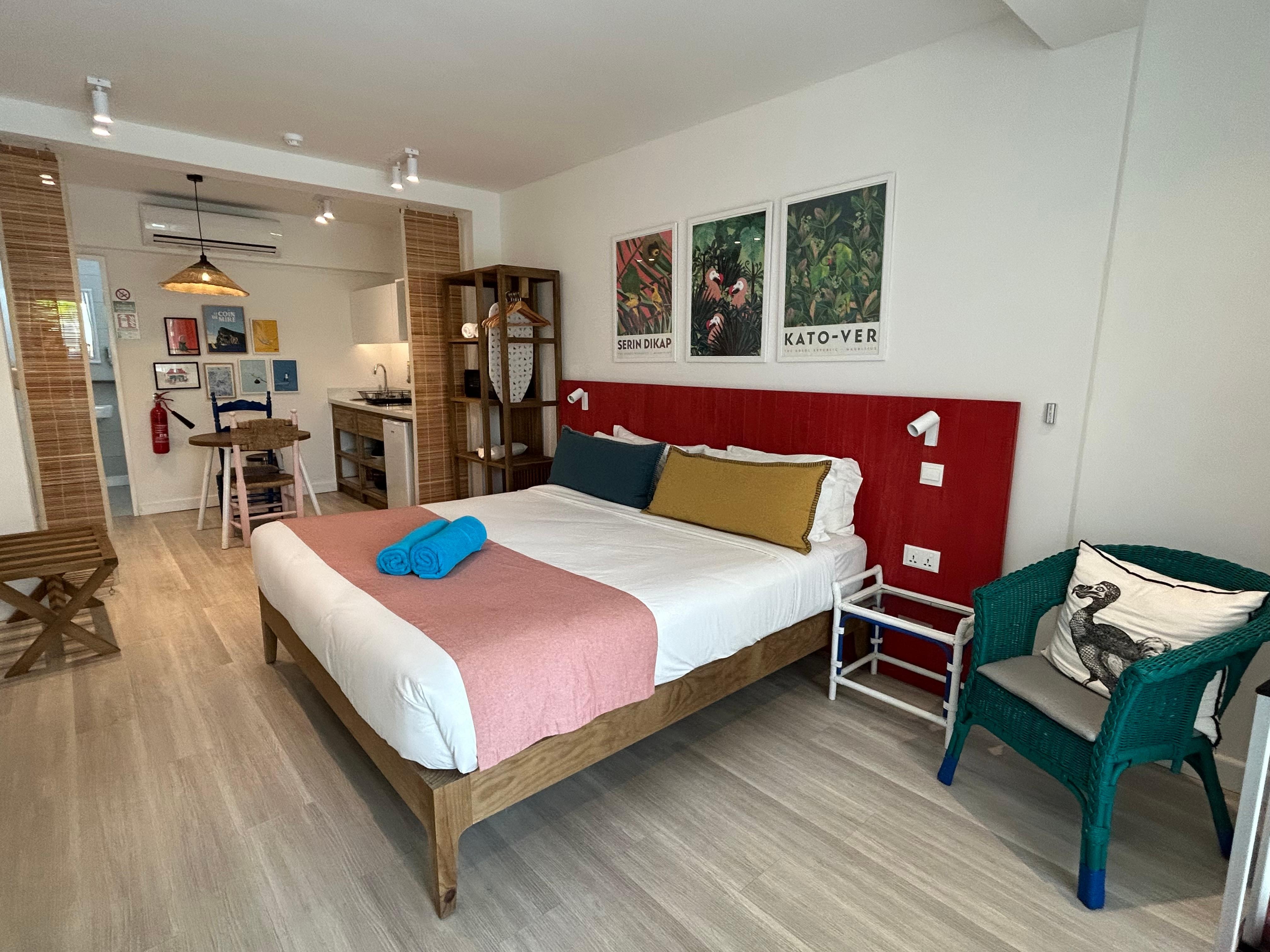 ベッドの奥にキッチンとダイニングがあります