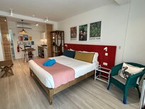 ベッドの奥にキッチンとダイニングがあります