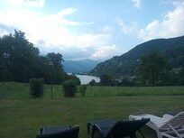 Blick von der Terrasse auf den See.