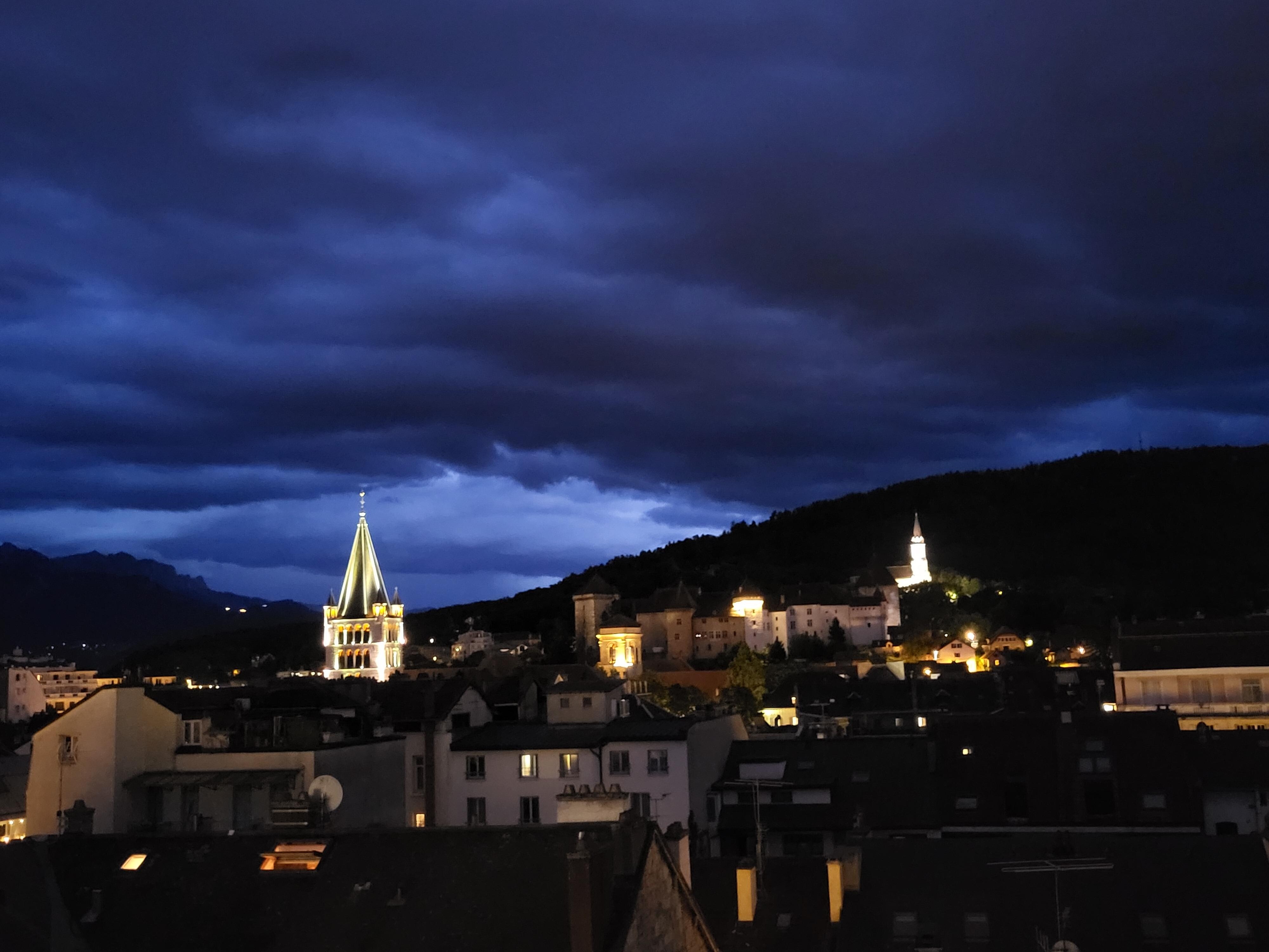 Vue de l'appartement : cathédrale,  château et basilique