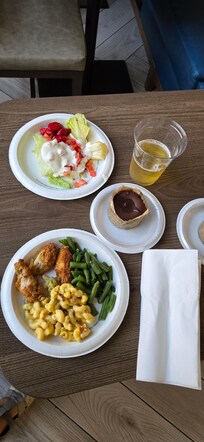 Dinner is ptovided on Mondays, Tuesdays and Wednesdays. Includes wine, beer.
