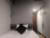 奥の方から入り口に向かって撮りました