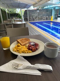 Desayunados muy buenos y ricos.