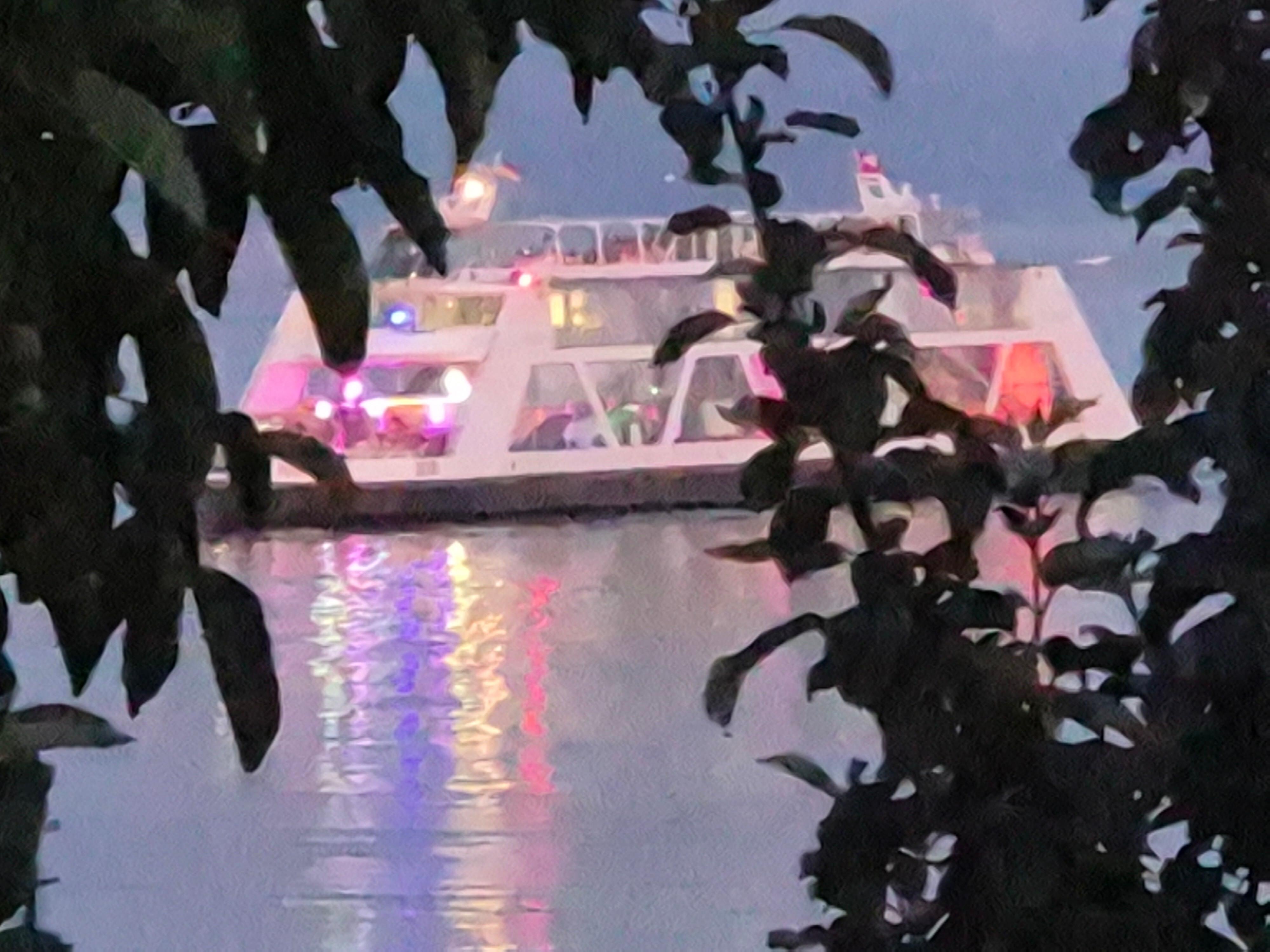 Samstag abends - Schiff mit Beleuchtung und Stimmungsmusik (herangezoomt)