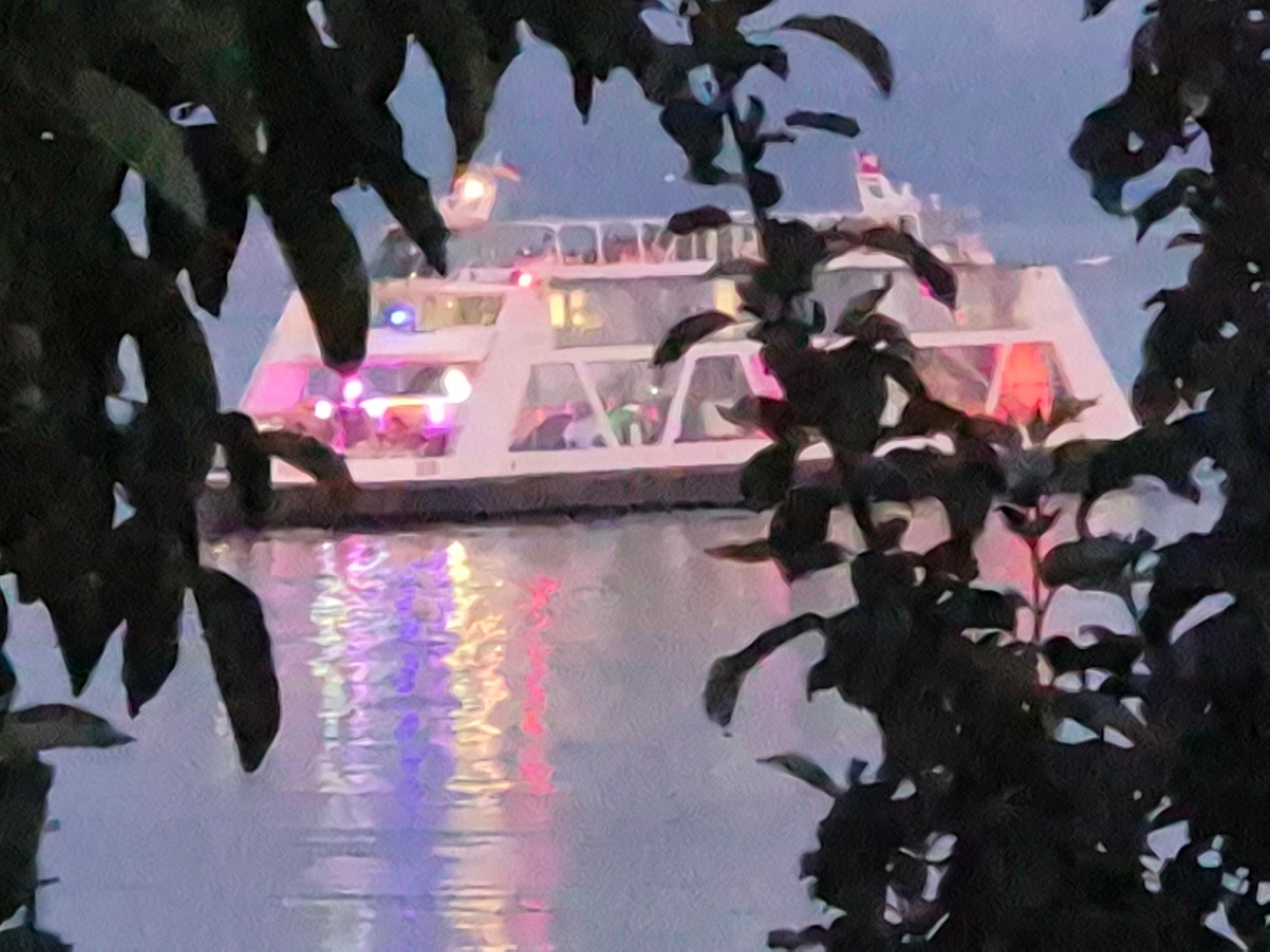 Samstag abends - Schiff mit Beleuchtung und Stimmungsmusik (herangezoomt)
