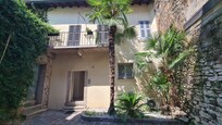 Obere Etage mit kleinem , schmalen Balkon.
