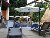 Hyggelig pool pÄ hotellet