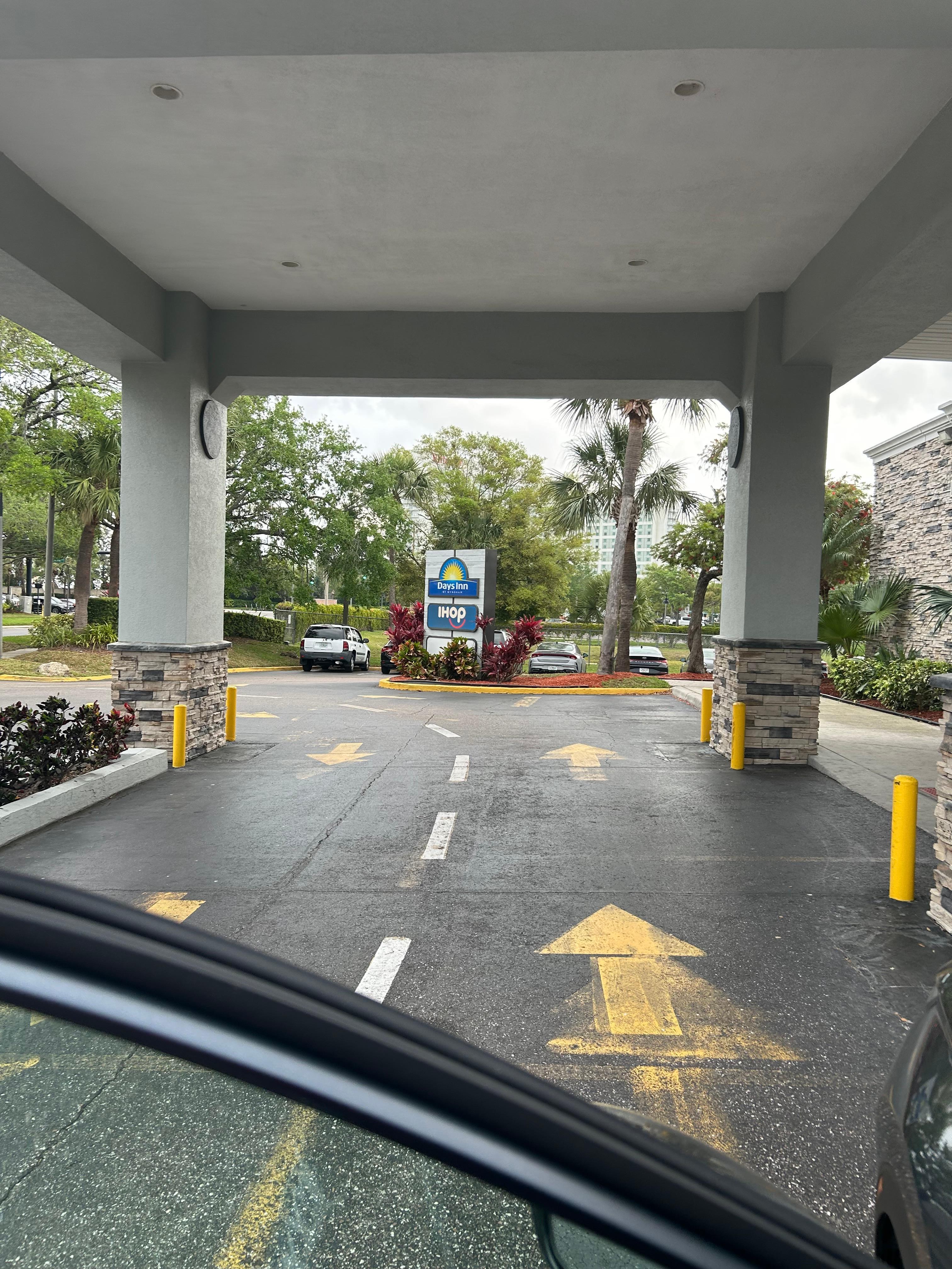 Driveway to the hotel 