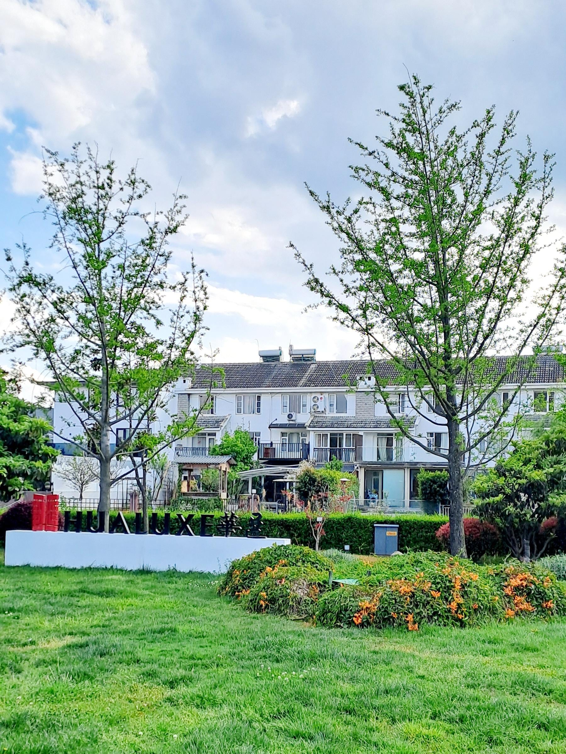 酒店花園的景觀讓人如置身國外