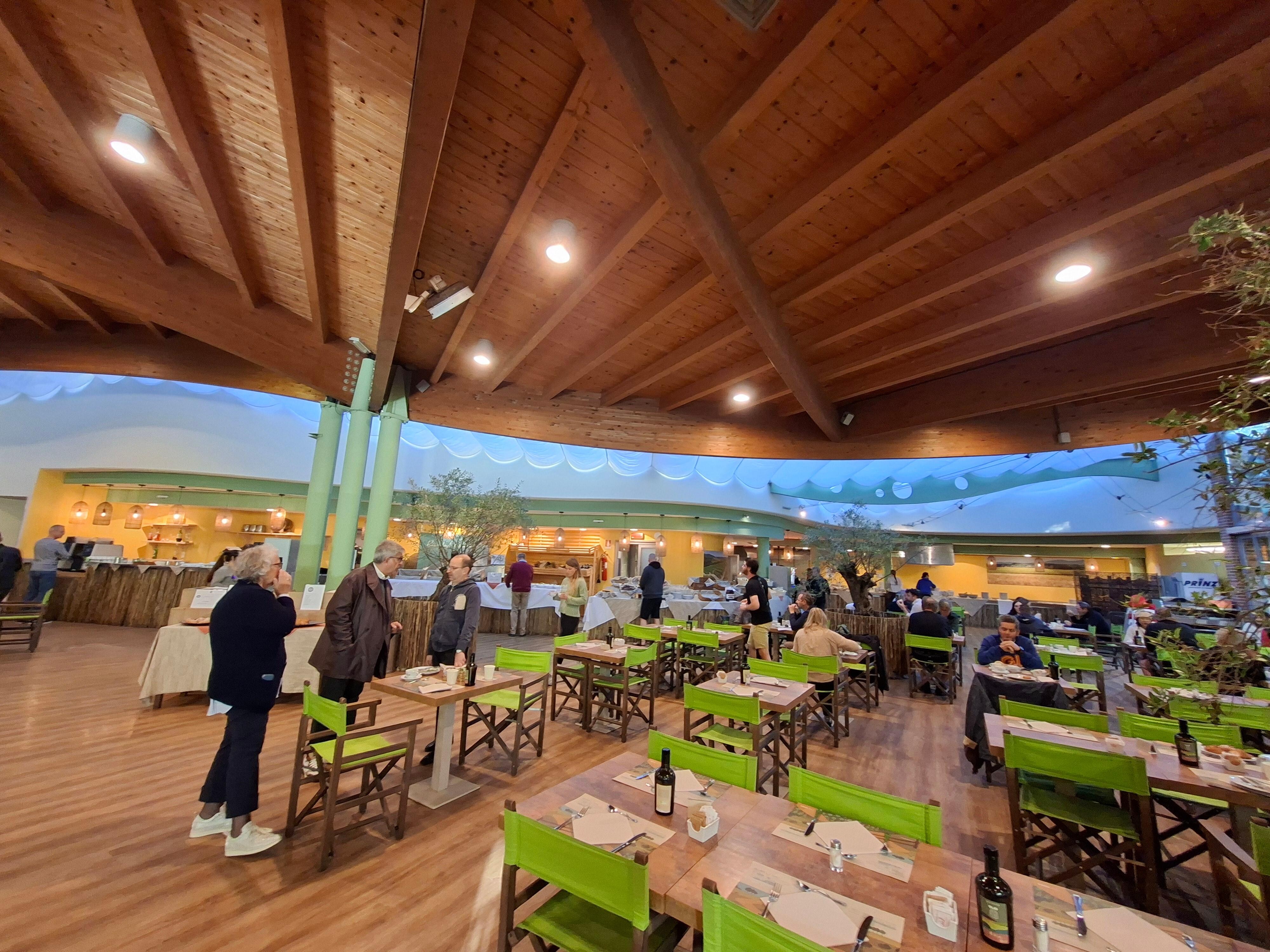 La sala immensa delle colazioni