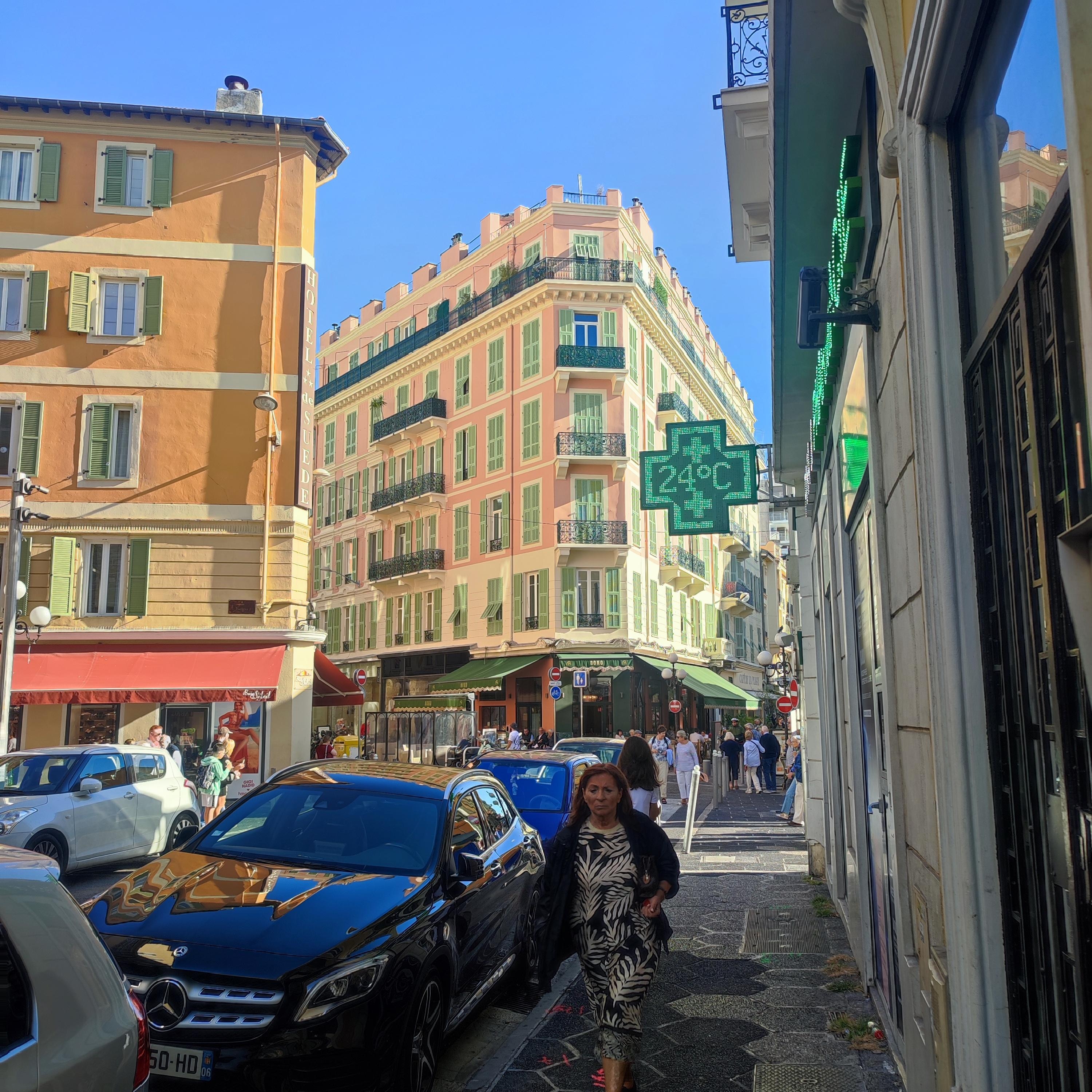 Hotellet är till vänster i bild 17 meter in mellan husen.