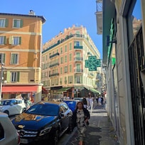 Hotellet är till vänster i bild 17 meter in mellan husen.