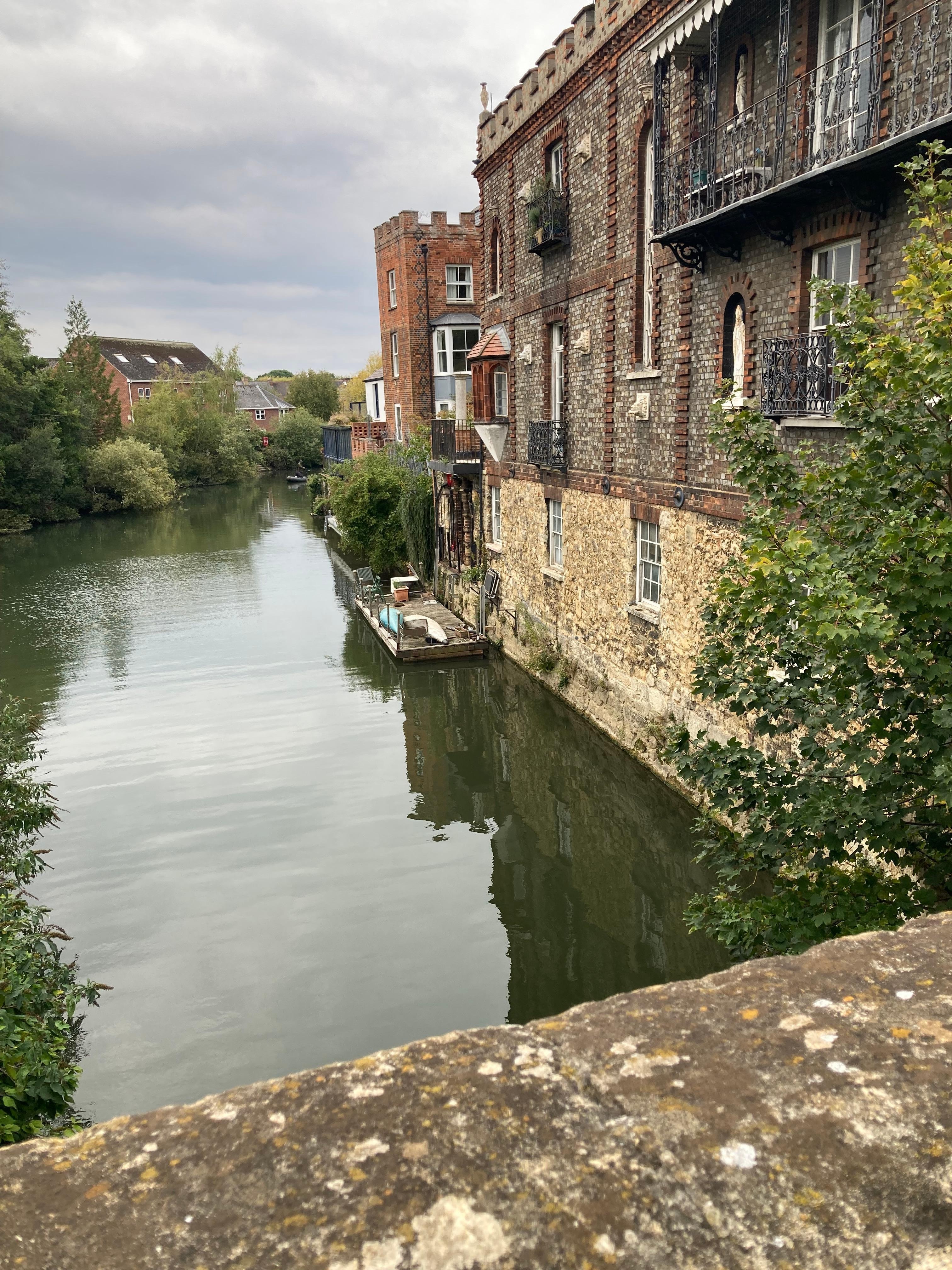 Within a 2 minute walk of the flat. Folly Bridge and walking the Tow Path along the Thames. 