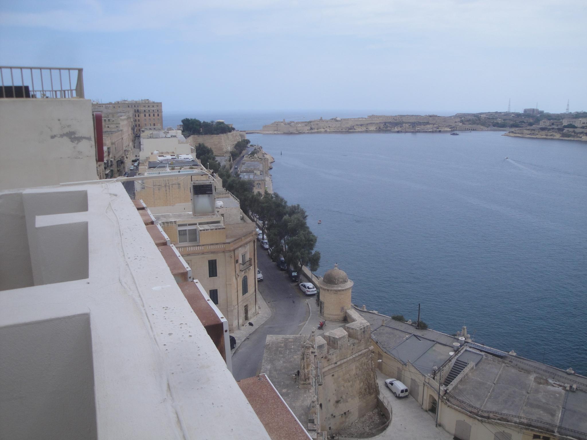 Photo de jour depuis la terrasse, vers l'entrée du port de La Valette