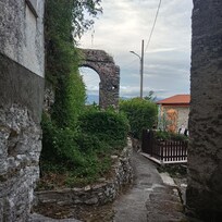 Blick aus einer Gasse aufs Haus.